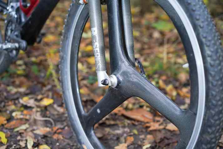 Auch beim Achs-Standard hat sich in 30 Jahren einiges getan: Während moderne Mountainbikes durchgehend auf Steckachsen setzen, vertraute man am Magma M1 noch auf einen klassischen Schnellspanner.