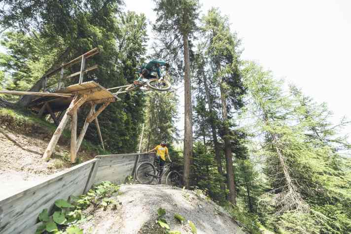 Wer wagt den Stunt zuerst? Hier fungiert der Biker mit blauem Shirt als “Guinea Pig”.