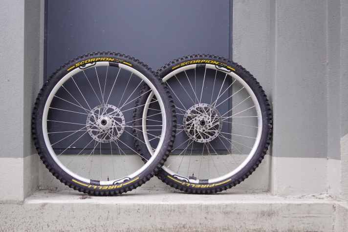 Für den Test standen uns die Crankbrothers E-MTB Synthesis Alloy 2.0 mit Industry-Nine-Naben und einem HG-Freilauf zur Verfügung.