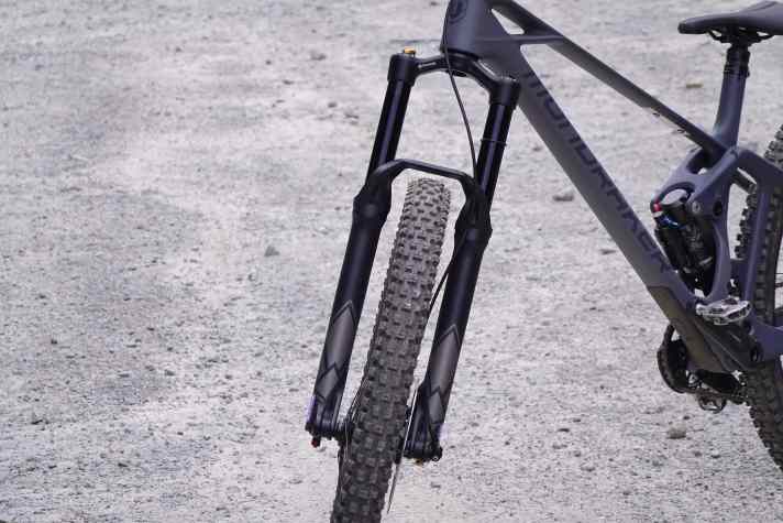 Mit seinen 35er-Standrohren gehört die Selva V im Enduro-Segment zu den schmächtigeren und damit auch leichteren Modellen.