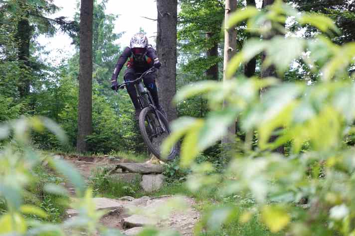 Test manager Peter Nilges and the new Formula Selva V in action at the Geißkopf Bike Park.