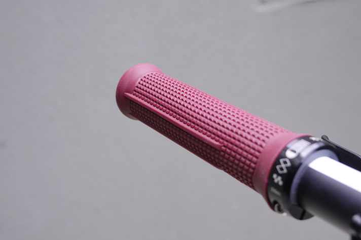 The wide grip ends act like a safety net and hold the handlebars in position even if you leave your hands loose.