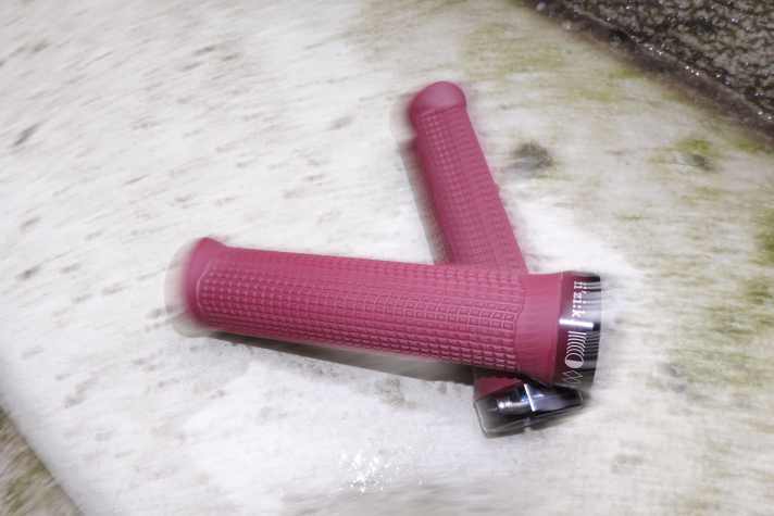 For all those who are put off by the rough, direct character of the Racefeel grips: We are currently also testing the softer Comfort model - and will report on our experiences soon.