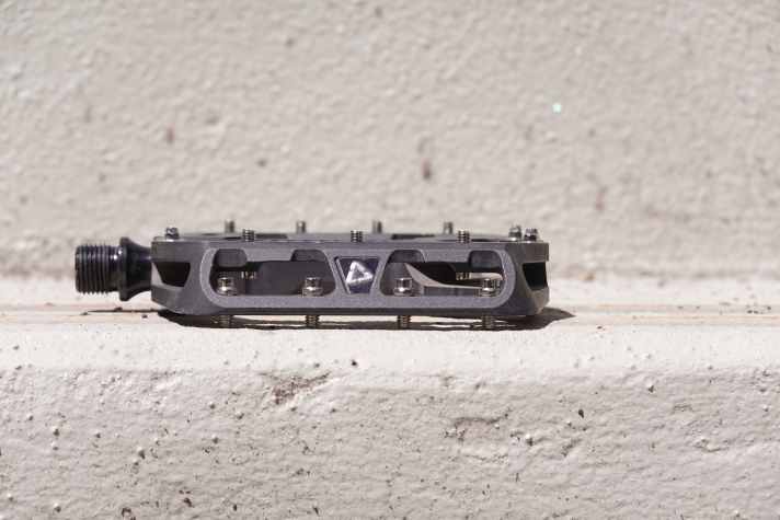 Grip mit Grenzen: Für Touren und Freeride top – in richtig grobem Terrain fehlt den kurzen Pins der letzte Biss.