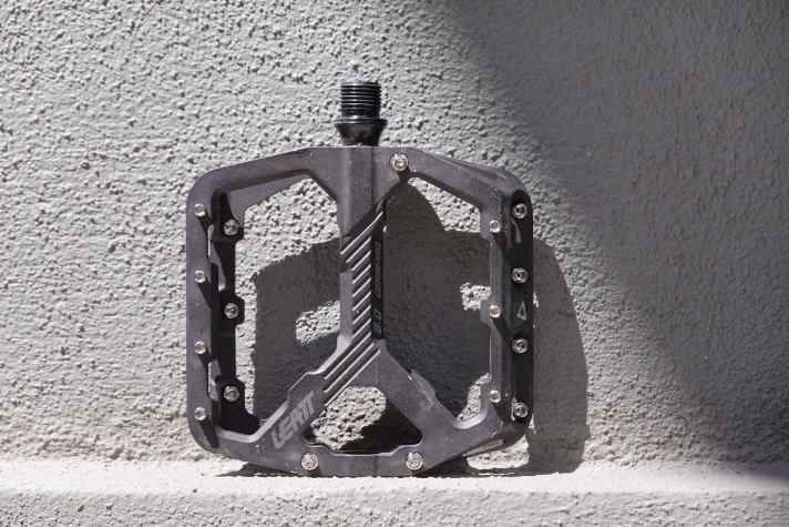 Light metal with a high-end look: The pedal body is made of magnesium with a robust ceramic coating - lightweight and durable.