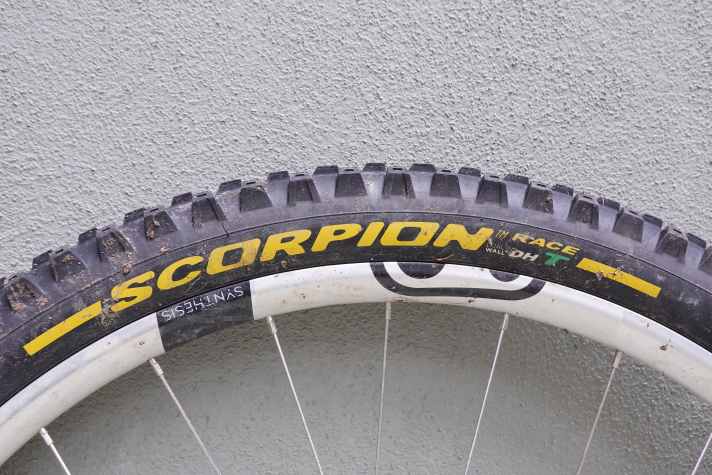 T stands for traction. The Pirelli Scorpion Race DH T is therefore not a tyre for Larifari lines or forest highways. It was built to work where it gets rough, wild and technical.