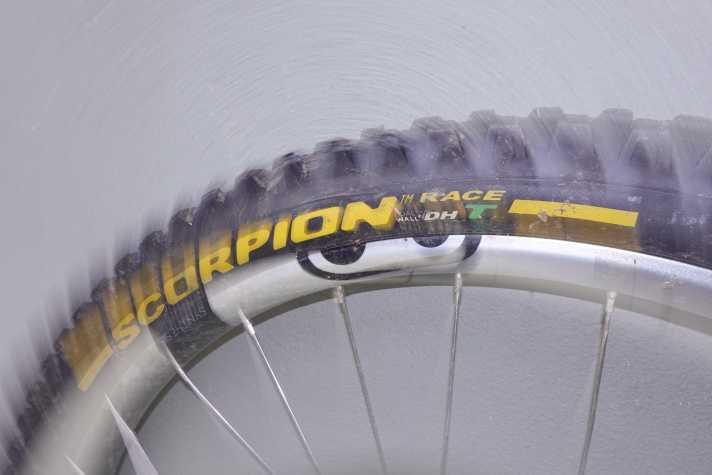 Formel 1 fürs Downhill-Bike: Gelbe Logos, kompromisslose Performance, nicht für Jedermann. Die Fakten: 1513 Gramm schwer und 90 Euro (UVP) teuer. Im Online-Handel gibt´s die Pirellis aktuell schon ab 60 Euro.