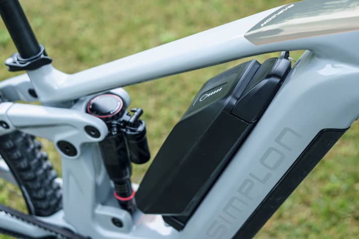 The additional battery, which is located in the frame triangle, delivers a whopping 470 watt hours. Contrary to the illustration, this does NOT fit with a shock with reservoir.