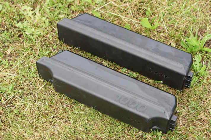 Offiziell haben die beiden Akkus für das Pinion-System 720 und 960 Wattstunden. Jetzt steckt der dicke 960er (vorne) auch in unserem Dauertestbike. Erstmal machte das Vuca beim Umbau aber Mucken.