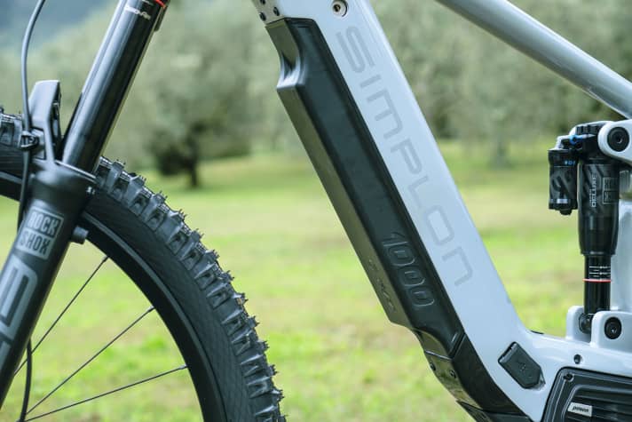 The optional battery with 960 watt hours (Ultracore 960) protrudes slightly downwards from the down tube. This does not fit frame sizes S and M.