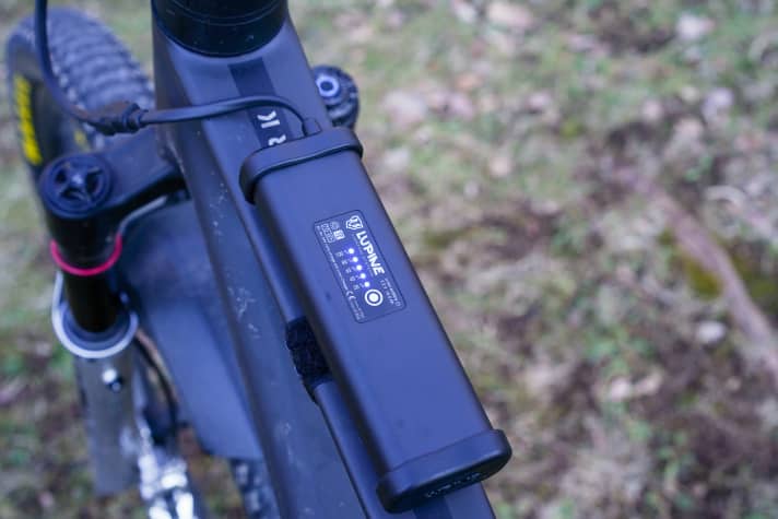 The battery (7.2 V / 10.0 Ah) has a charge level indicator and sits securely on the frame.