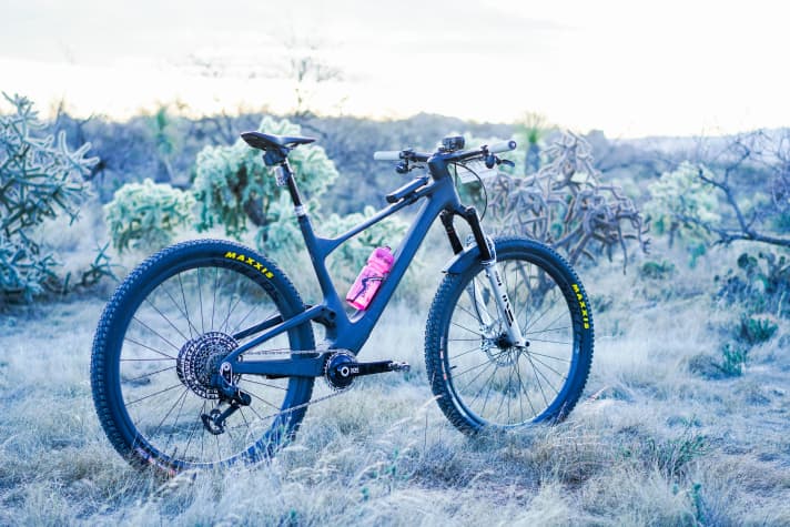 Das Race-Bike von BIKE-Reporter Henri Lesewitz war ein Scott Spark mit 120 Millimetern Federweg, versenkbarer Sattelstütze und der brandneuen <a href="https://www.bike-magazin.de/komponenten/schaltungen/sram-eagle-transmission-alle-infos-zur-neuen-elektronischen-mtb-schaltung-axs/" target="_blank" rel="noopener noreferrer">Sram XX SL Transmission-Schaltung</a>.