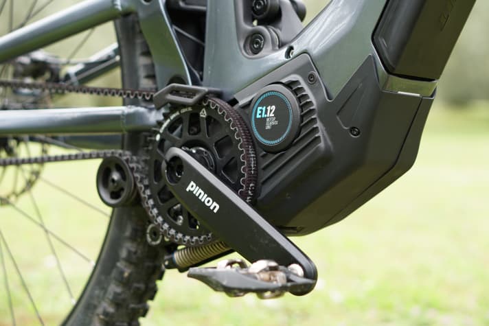 The Pinion MGU is an integrated unit consisting of a motor and 12-speed gearbox. The manufacturer claims 600 watts, 85 Newton metres and 12 gears with 600% gear range. Bulls combines this with a low-maintenance carbon belt.