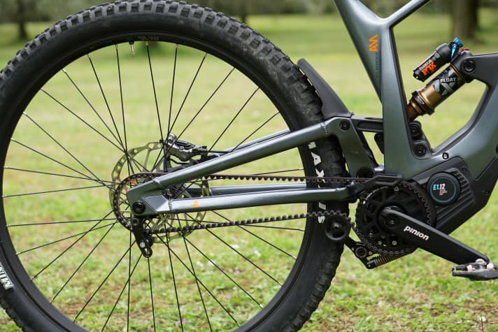 4-Link-Swingarm nennt Bulls die Konstruktion der Heckfederung mit tief liegendem Schwerpunkt, bei dem die Hinterbauschwinge über zwei Wippen mit dem Hauptrahmen verbunden ist.