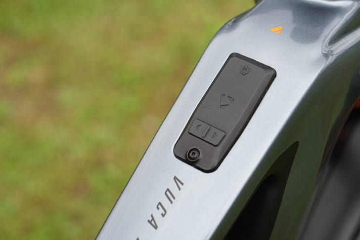 Master Node LED is the name of the new display module from FIT, which can be slimly integrated into the top tube. The U-level and charge level are displayed via coloured LEDs. This sample bike still contains an exemplary screen.