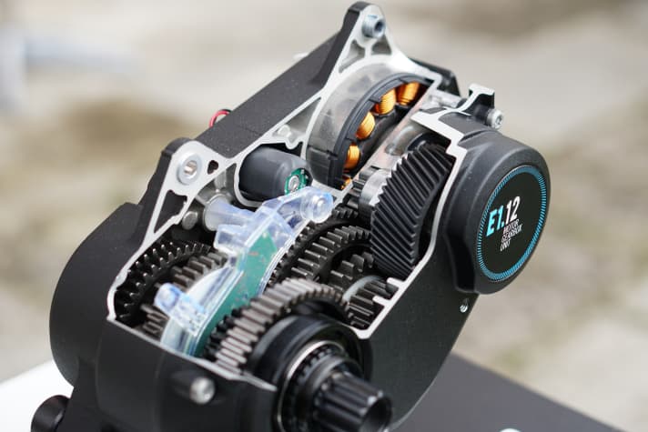 Neben dem Motor sitzt eine Stirnradverzahnung mit zwei hintereinandergeschalteten Getrieben auf engstem Raum im Gehäuse der MGU. Heraus kommen 12 Gänge und eine Spreizung von 600 Prozent.