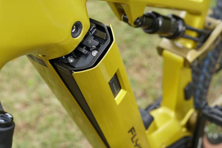 The 700 Wh battery can be removed from the side of the down tube. It is unlocked using the Abus lock.