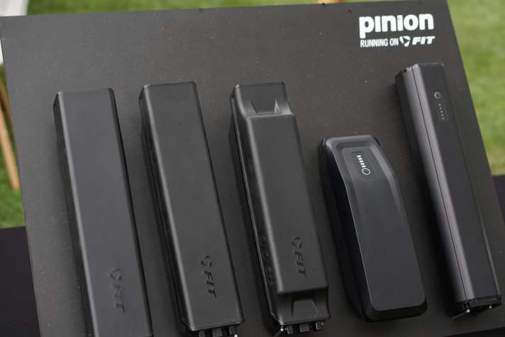 Breite Auswahl an Akkus mit unterschiedlichen Kapazitäten. An E-MTBs werden meist die semiintegrierten Varianten mit 720 oder 960 Wh verbaut (2. und 3. von links).