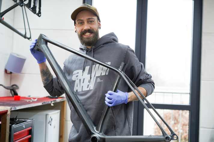 Un cadre de VTT en carbone est soumis à de nombreuses contraintes dans la pratique. Un contrôle de qualité consciencieux est donc obligatoire.