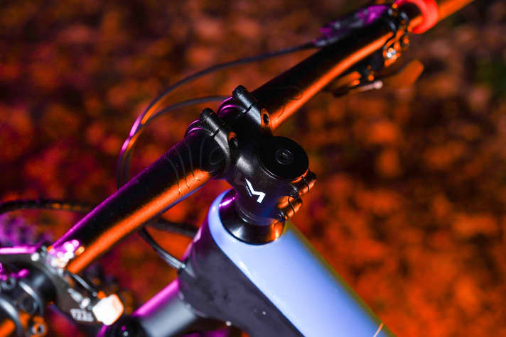 Das Cockpit besteht aus einem relativ kurzen Newmen-Vorbau und einem passenden, 680er Flatbar. Es passt zum quirligen Charakter des Bikes.