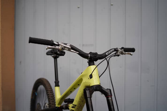 Lukas' cockpit upgrade: the Race Face Era carbon handlebars with a full 55 mm rise. Made from vibration-damping GL Tuned Carbon, it provides more comfort and control on steep descents. It weighs 250 g (at 800 mm width), is available in two lengths (780/800 mm), can be shortened to 760 mm, is eMTB-ready and costs 170 euros. Six colour options round off the package.