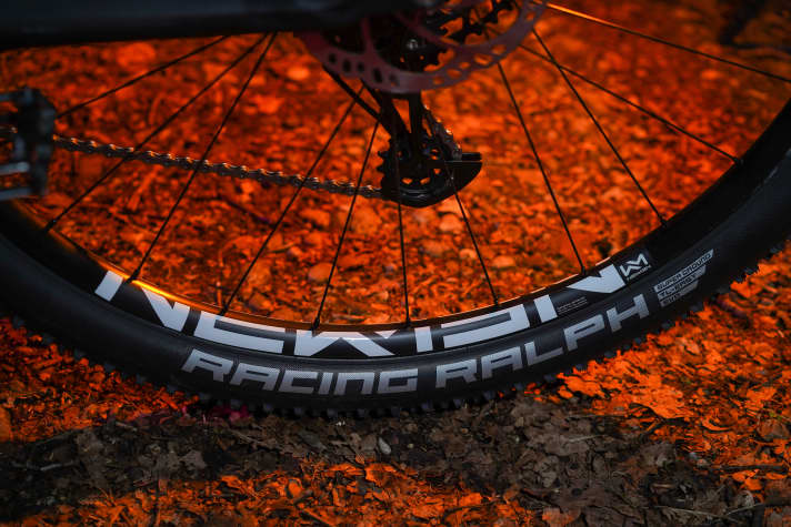 The wheels are essential for the riding character of a bike. Cube doesn't mess around and equips the Elite Rookie and the Evolution X.A. set from Newmen.