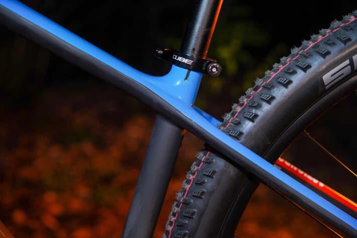 Typical monocoque: the entire frame looks as if it has been cast from a single mould. The elegant merging of the seat tube, top tube and chain stays is particularly attractive.