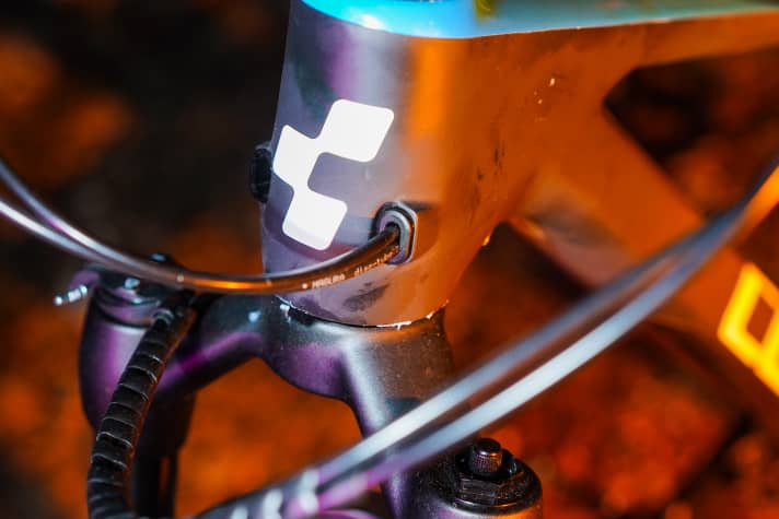 Die Leitungen verlaufen innen. Eine zweite Führung, im Auslieferungszustand mit Stopfen verschlossen, sitzt auf der anderen Seite des Steuerrohrs. Falls eine Tele-Stütze nachgerüstet werden soll.