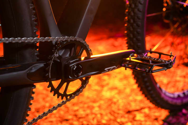 Inexpensive but functional: You can't expect typical carbon race cranks on a bike for under 1800 euros. However, the Truvativ Stylo forged from aluminium does the job.