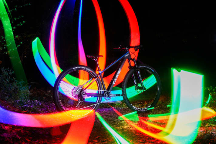 27,5 Zoll oder 29 Zoll? Cube bietet das C:62 Rookie in zwei Rahmenhöhen und mit verschiedenen Laufrädern an. Unser Testbike ist die Twentyniner-Version in der größeren Rahmenhöhe S. Beim Shooting kam der Spieltrieb bei unserem Fotograf durch. Er hat das Bike mit LED-Licht in Szene gesetzt.