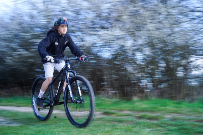 Man muss kein Vereins-Lycra tragen, um mit dem Bike Spaß zu haben. Mit dem agilen Flitzer machen auch normale Ausfahrten Laune.