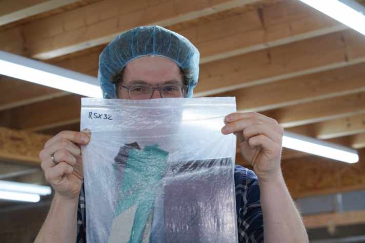 Aus dieser Tüte voller Schnipsel entsteht ein Highend-Mountainbike-Laufrad aus Carbon. Circa 60 Prepregs ergeben ein einzelnes Laufrad.