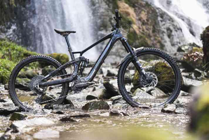Das Topmodell Flux One Pro lässt keine Wünsche offen: Hier kommen das Fox Factory Fahrwerk mit Kashima-Beschichtung, leichte Carbon-Laufräder von Formula und die elektronische Shimano XT Di2 Schaltung zum Einsatz.