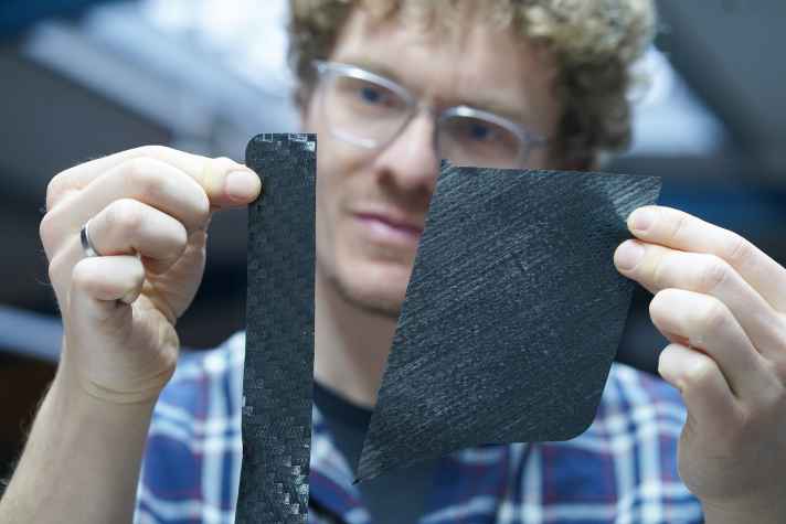 Prepregs are supplied either as woven carbon strands (left) or as unidirectional material (UD, right). Which prepreg goes where determines, for example, the load capacity and stiffness.