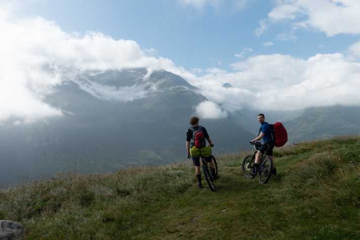 Zwei ungleiche Freunde gegen die Alpen: Schweres Gepäck lässt das Team BIKE-Redaktion bei der BIKE-Transalp besser im Hotel.