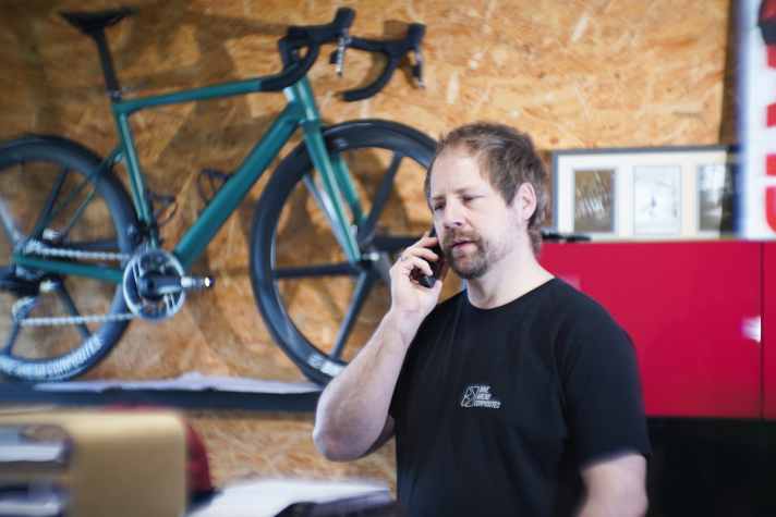 Company boss Christian Gemperlein is much in demand as a carbon expert. Nevertheless, he regularly helps out in production.