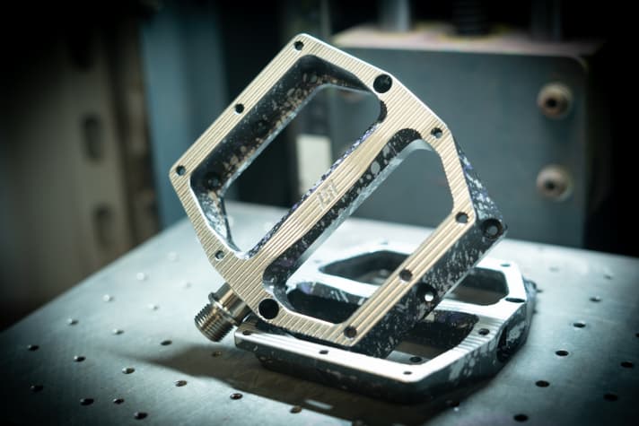 Für mehr Grip fräst Unite feine Rillen in die Standfläche des MTB V2 Pedals. Die Farbgebung im Spritzer-Look gibt es im Rahmen einer Sonderedition zu kaufen.