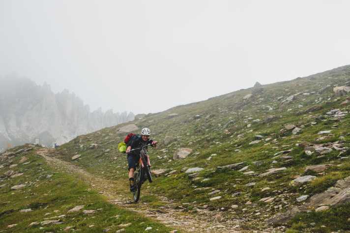 Has a good laugh: BIKE editor Jan Timmermann enjoys riding over the Alps - but so far without any time pressure.