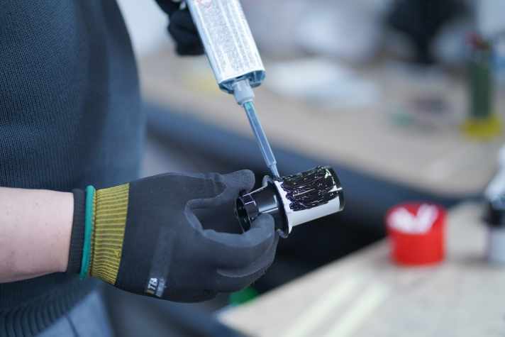 Noch fehlt dem Carbon- der Nabenkörper. Dieser wird mittels Hochleistungskleber eingebracht, der 72 Stunden trocknen muss.