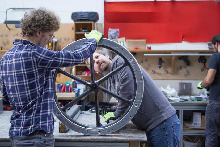 Tackle it yourself: carbon wheels from the manufactory are the result of countless manual operations. Our editor is allowed to do some of them himself.