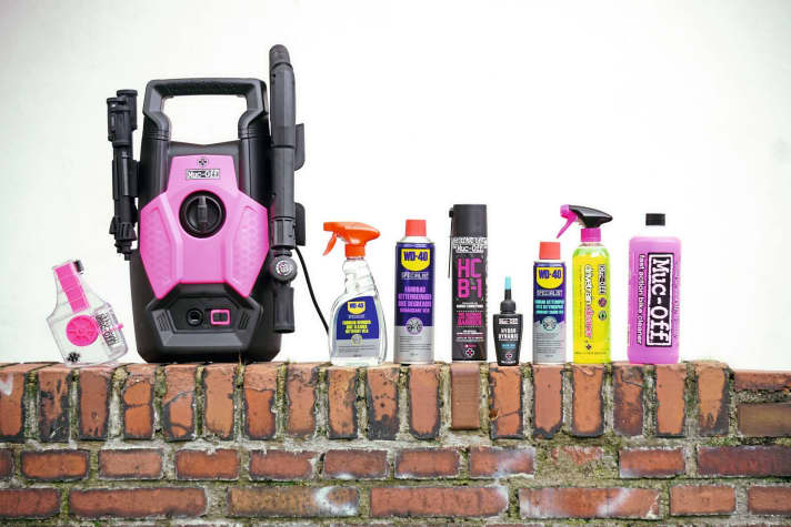 Die MYBIKE-Putzkiste, um das Rad winterfest zu machen: So viele Produkte braucht man zu Hause sicher nicht – an sich reichen ein Grundreiniger (auch der vom Pkw), ein flüssiger Kettenreiniger und ein Kettenöl.