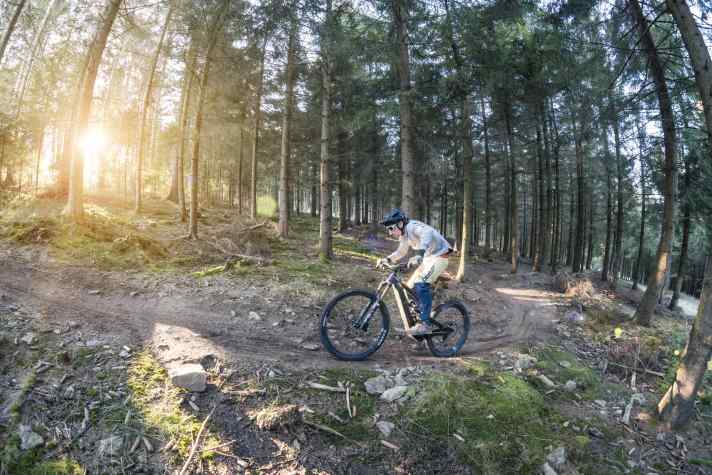 The uphill provides warmth, depending on the support level, even on the E-MTB.