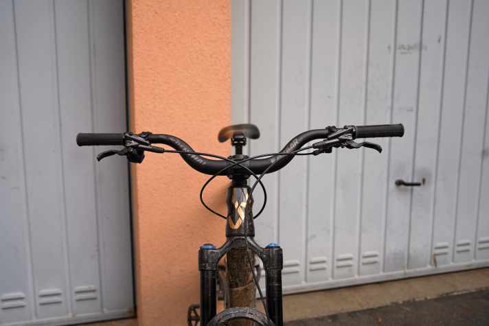 Even if it looks a little unusual at first glance, Franzi feels much safer and more controlled downhill with the high-rise handlebars (70 mm).