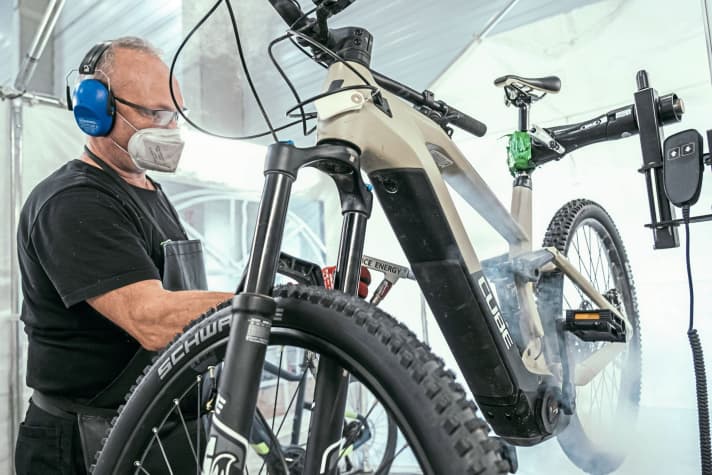 The man with the dry ice gun probably has the most satisfying job at Upway. When he shoots the granules of minus 78-degree CO₂ onto sticky oil or flash rust, a new look emerges underneath.