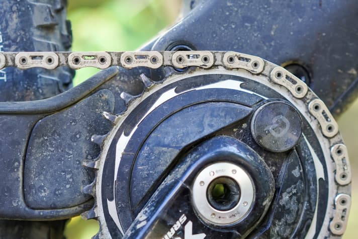 The chain in the new flattop design is a small technical masterpiece. To maximise weight savings, the plates of the XX SL version are milled out. Without compromising on durability, as our endurance test shows.