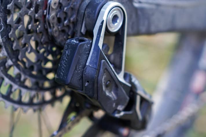 The transmission drives are only available as an electronic version with radio control. The battery does not last forever, but quite a long time.