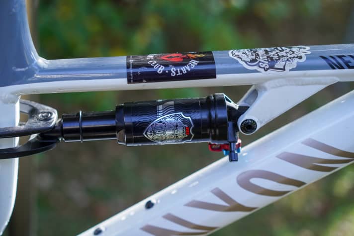 The Manitou Mara shock is perfect for the Kids Fully. It is easy to tune, reacts sensitively and has proven to be a great taker.