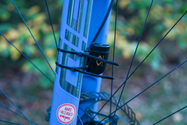 Der Abnehmer wird zunächst noch etwas lose per Kabelbinder an der Gabelbefestigt, so dass er zum Speichenmagneten ausgerichtet werden kann. Erst dann wird richtig fest gezurrt.