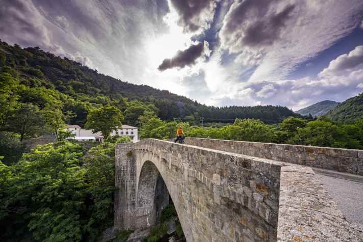 Auf dem Weg durch das Dèpartement Ardèche überqueren Radler auf ehemaligen Bahntrassen einige alte Brücken.