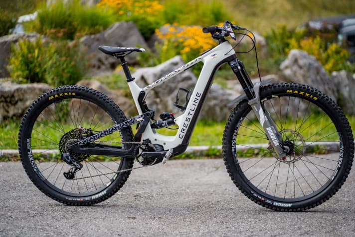 The Crestline 75/50 offers 180/175 millimetres of suspension travel. Instead of the Mullet, Blenki relies entirely on 29 inches.